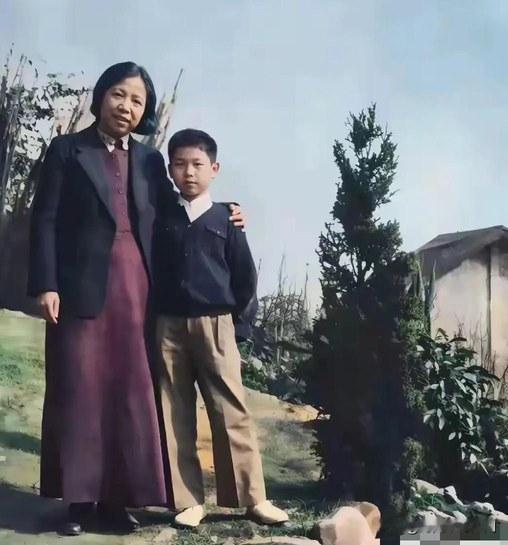 1940年，邓颖超与时年12岁的少年在重庆的一张合影。少年神态坚毅刚强，父亲是烈