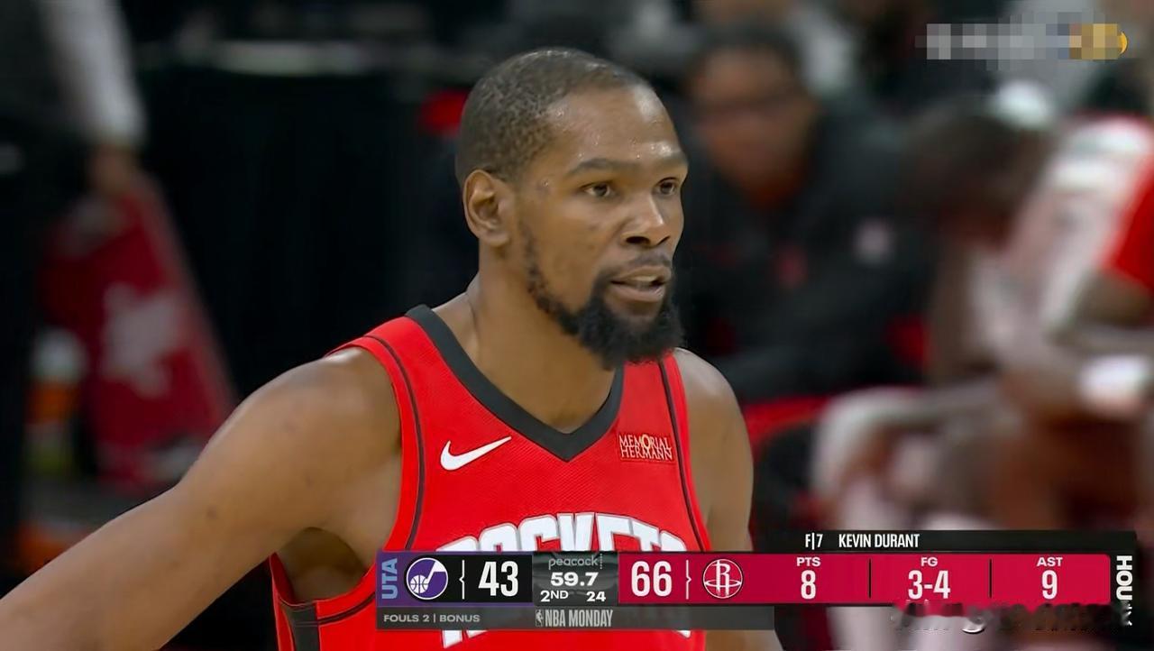 火箭巨星杜兰特真是太不务正业了！在今天火箭主场迎战爵士的比赛中，目前双方半场战罢