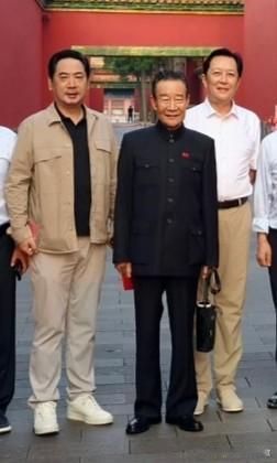 九三阅兵仪式上的著名演员唐国强和刘劲合影留念，两位都是伟人的特型演员，唐国强的毛