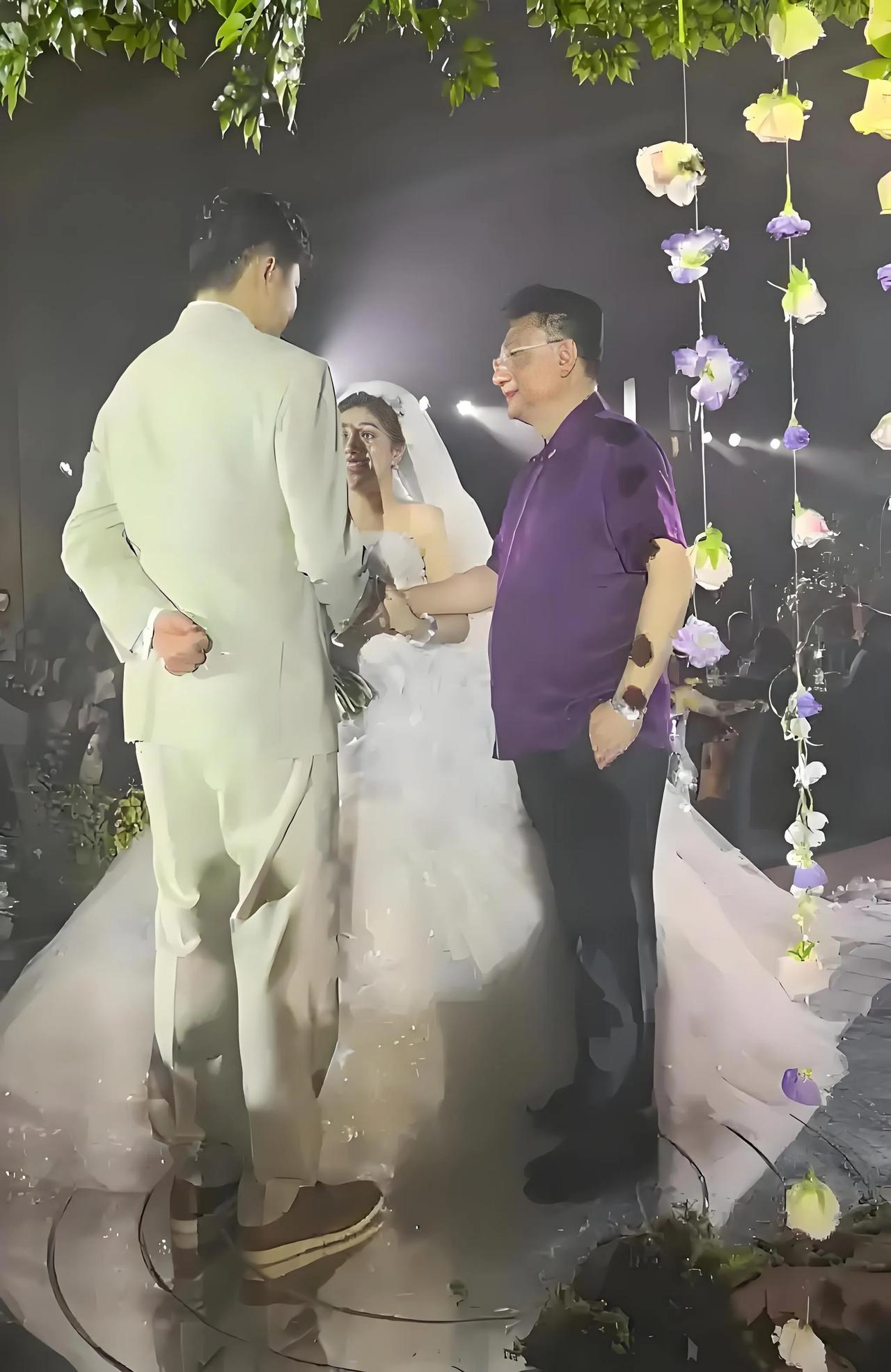 2025年7月27日，金龟子（刘纯燕）女儿王逸宸在北京举办婚礼。她与丈夫刘青林2