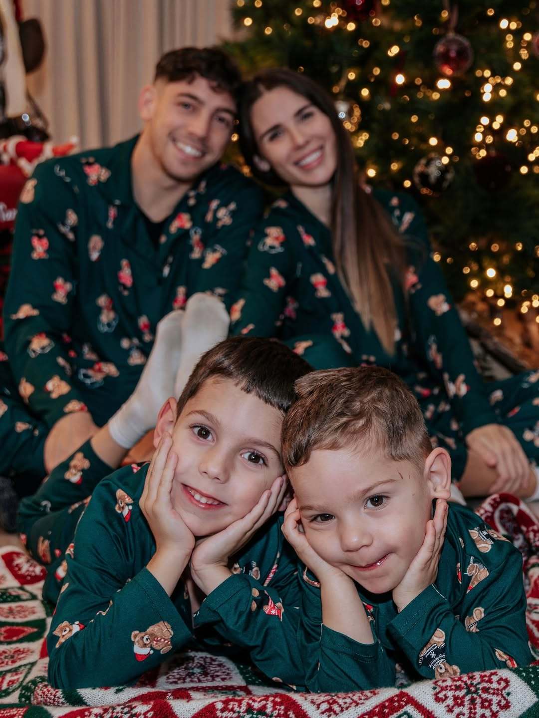 巴尔韦德IG：圣诞快乐，和家人一起享受快乐时光吧！🎄🤍halamadrid