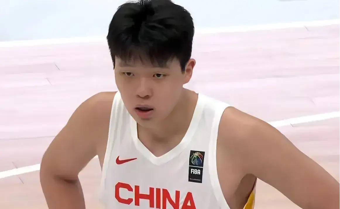 针对中国男篮孱弱的后卫线，个人有两点建议：
1，进攻组织串联以赵继伟和杨瀚森为核