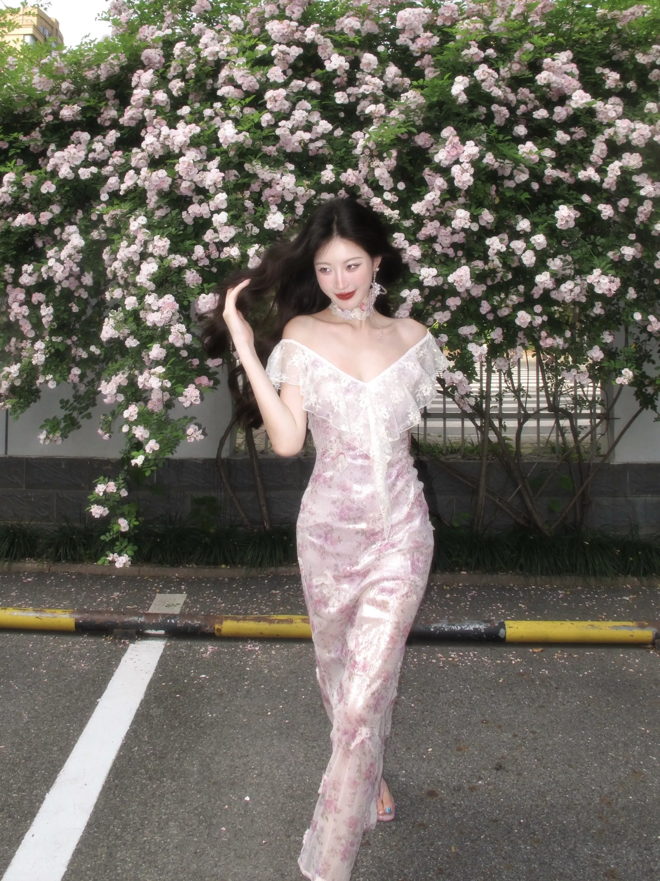 站在花墙下 连影子都沾了香气。