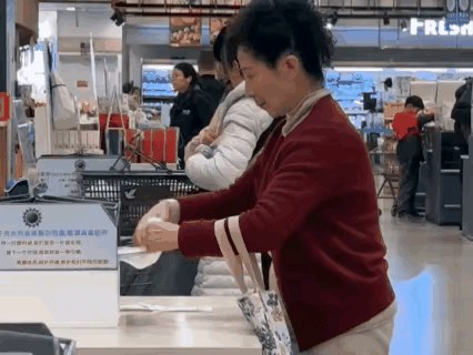 看这位阿姨的穿着打扮，应该不是很穷的人缺钱的人吧？她怎么这么贪心啊？去逛超市时候