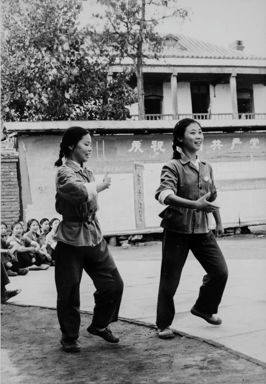 【旧时光历史影像】

这张黑白老照片定格了上世纪七十年代初期基层文艺汇演的动人瞬