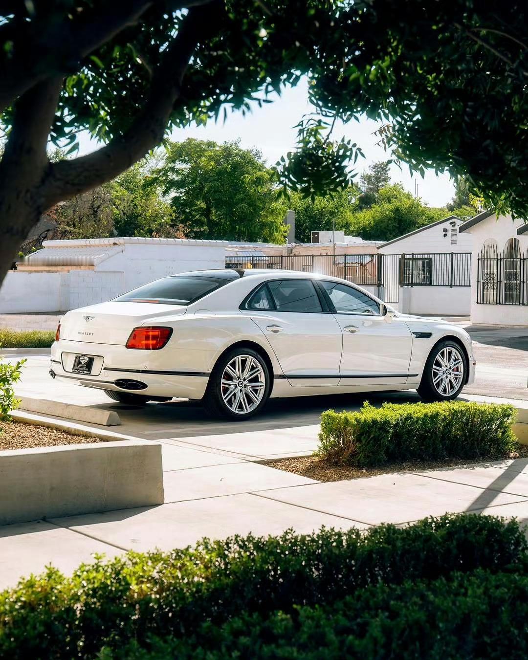 宾利 Flying Spur 