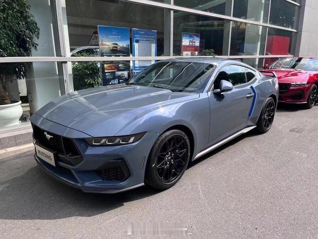 #大v聊车# 全新福特Mustang实车到店，长超4米8+软顶敞篷，采用全新设计