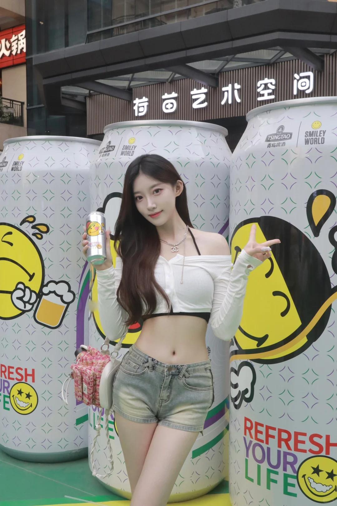 #夏日生活打卡季#✨夏日清新LOOK来袭！白色超短针织开衫，简直是甜酷女孩的必备