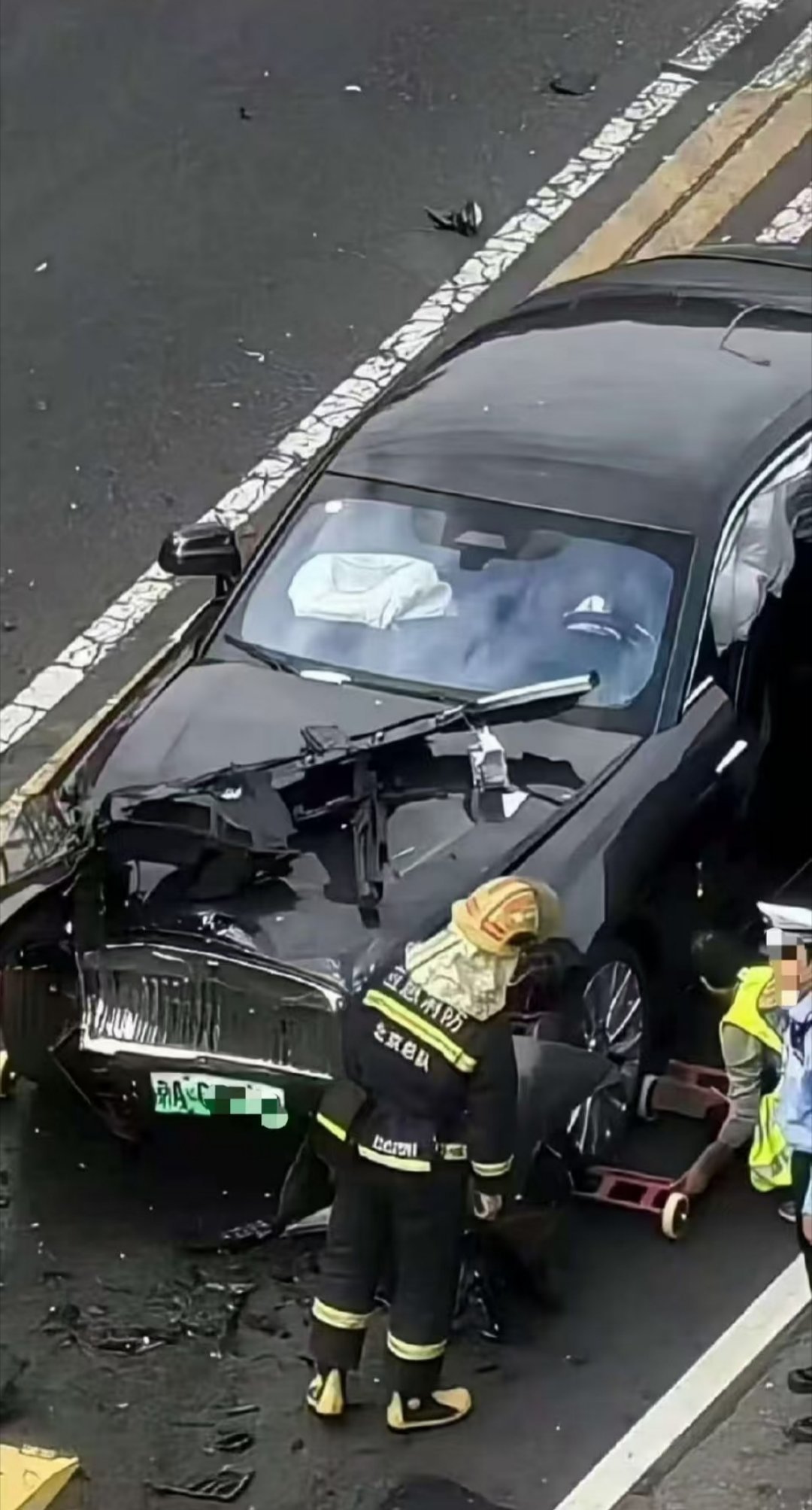 陈震劳斯莱斯发生车祸开车还是要买车险的，希望比亚迪车主没什么事，现在还是蹲个警方