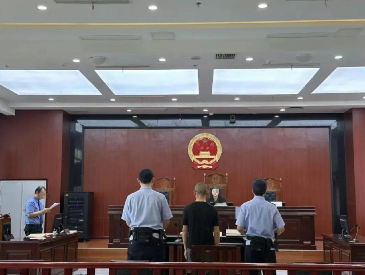 四川德阳，一男子醉酒后觉得村委会的秸秆禁烧广播影响其休息，冲进会议室，猛拍桌子怒