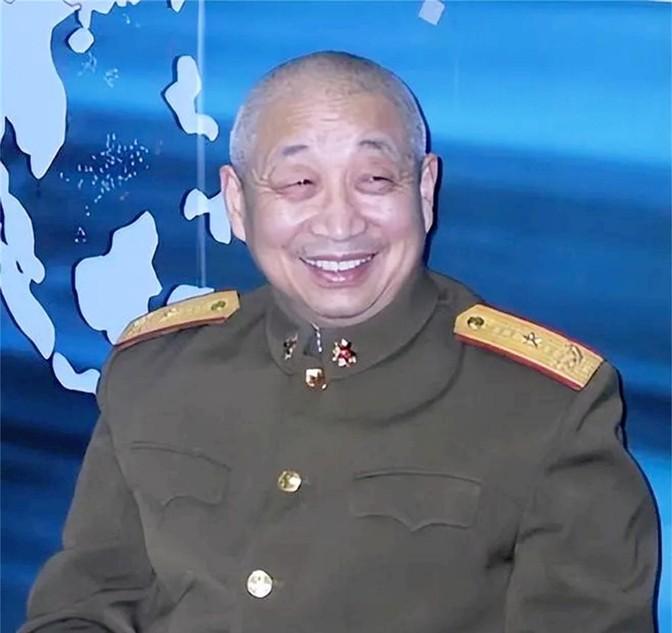 1990年，在中越战俘遣返仪式上，“叛变”军官汪斌拖着仅37公斤重的身体，颤颤巍