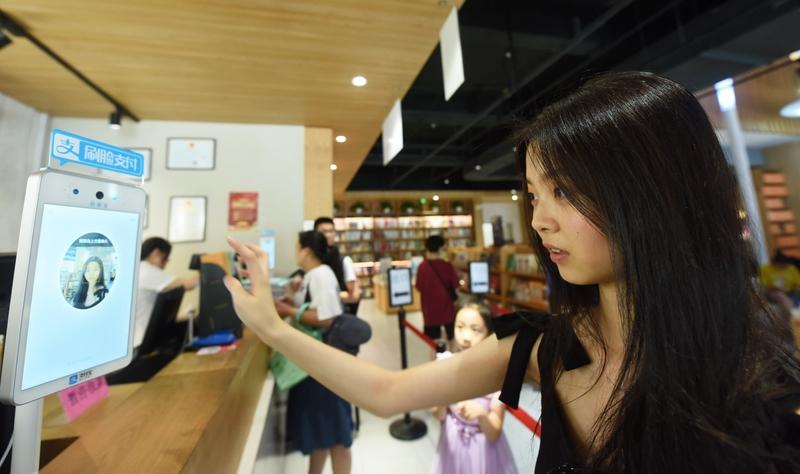 在直播间，对颜值主播的考验真正到来了。
​2026年1月1日起，《抖音直播团播内