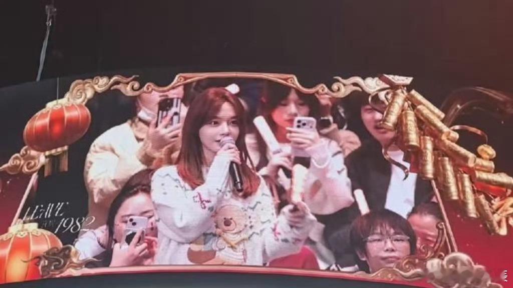 张杰演唱会幸运观众黄霄雲 这是什么神仙追星运！黄霄雲看张杰演唱会抽中5G黄金，还