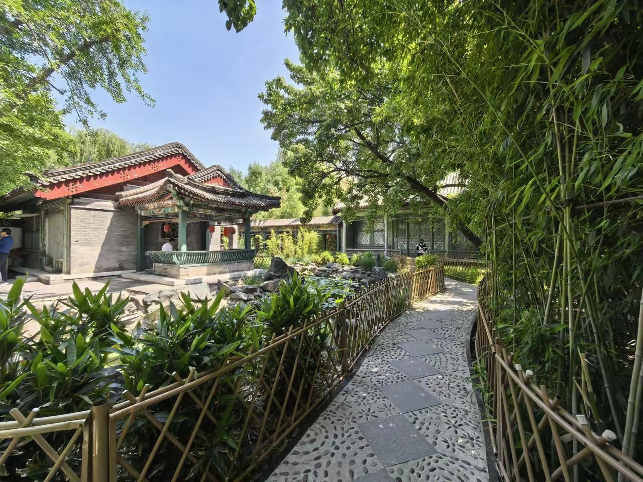 潇湘馆真的是很美，前面三间屋子，其实合成一大间，前院都是竹子，后院有梨花树和清泉