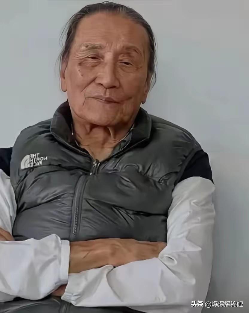 据港媒报道，谢贤晚年的生活条件，是很多普通人羡慕不已的。居住在赤柱海景住宅，身边
