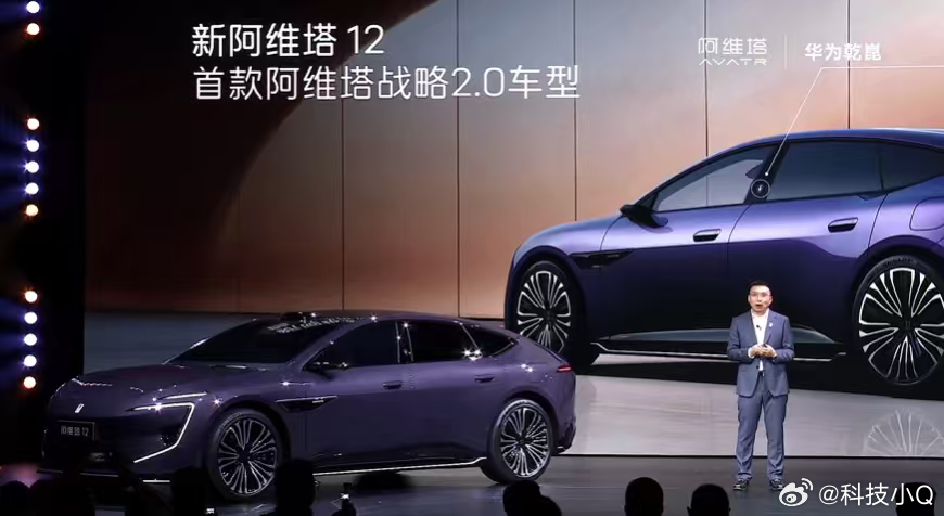 新阿维塔12在感知部件上实现了重大升级，双光路图像级激光雷达，分辨率提高400%