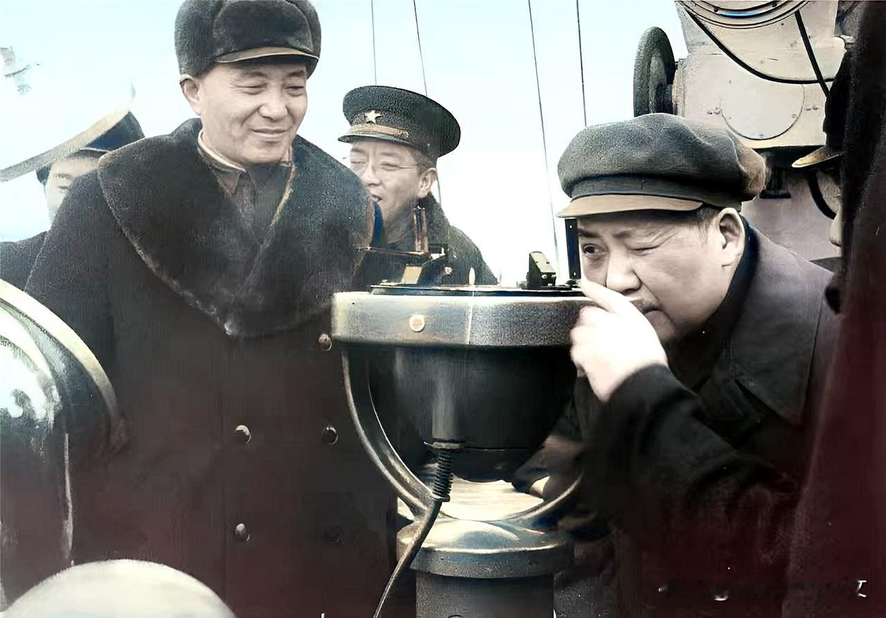 历史时光
这是1953年毛主席视察人民海军东海舰队。毛主席一直关心着人民海军的建