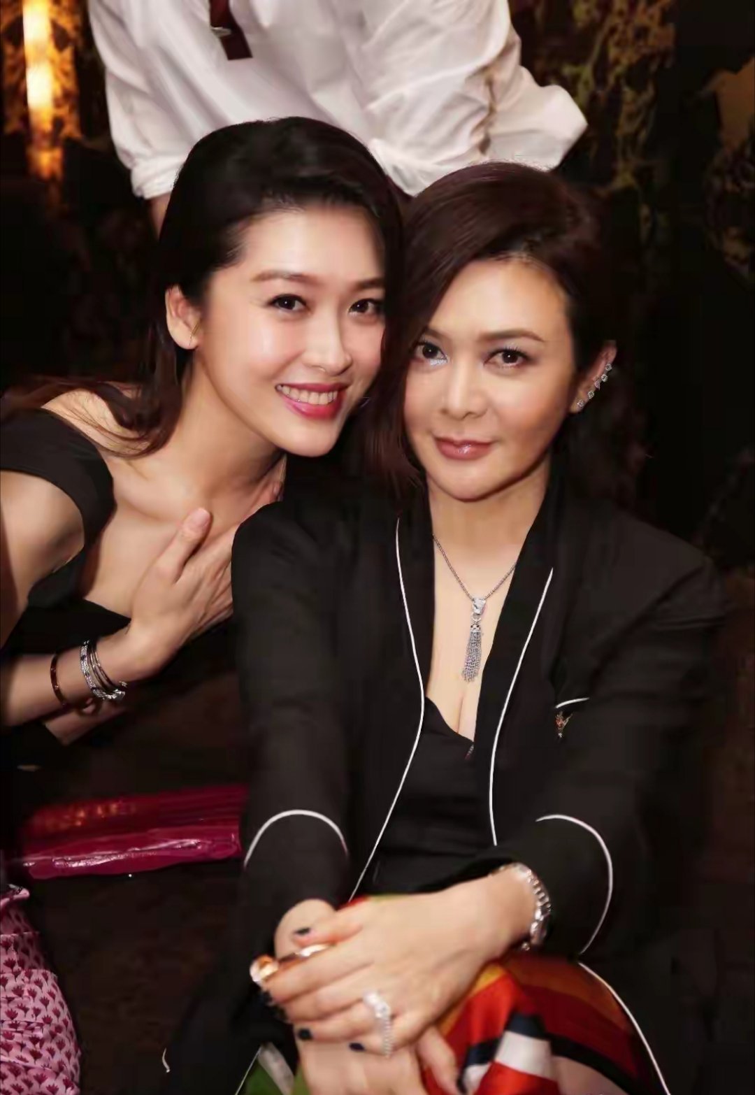 关之琳的好朋友是周丽淇，两人经常参加好友的私人聚会，并拍下了一张张美照，两人都是