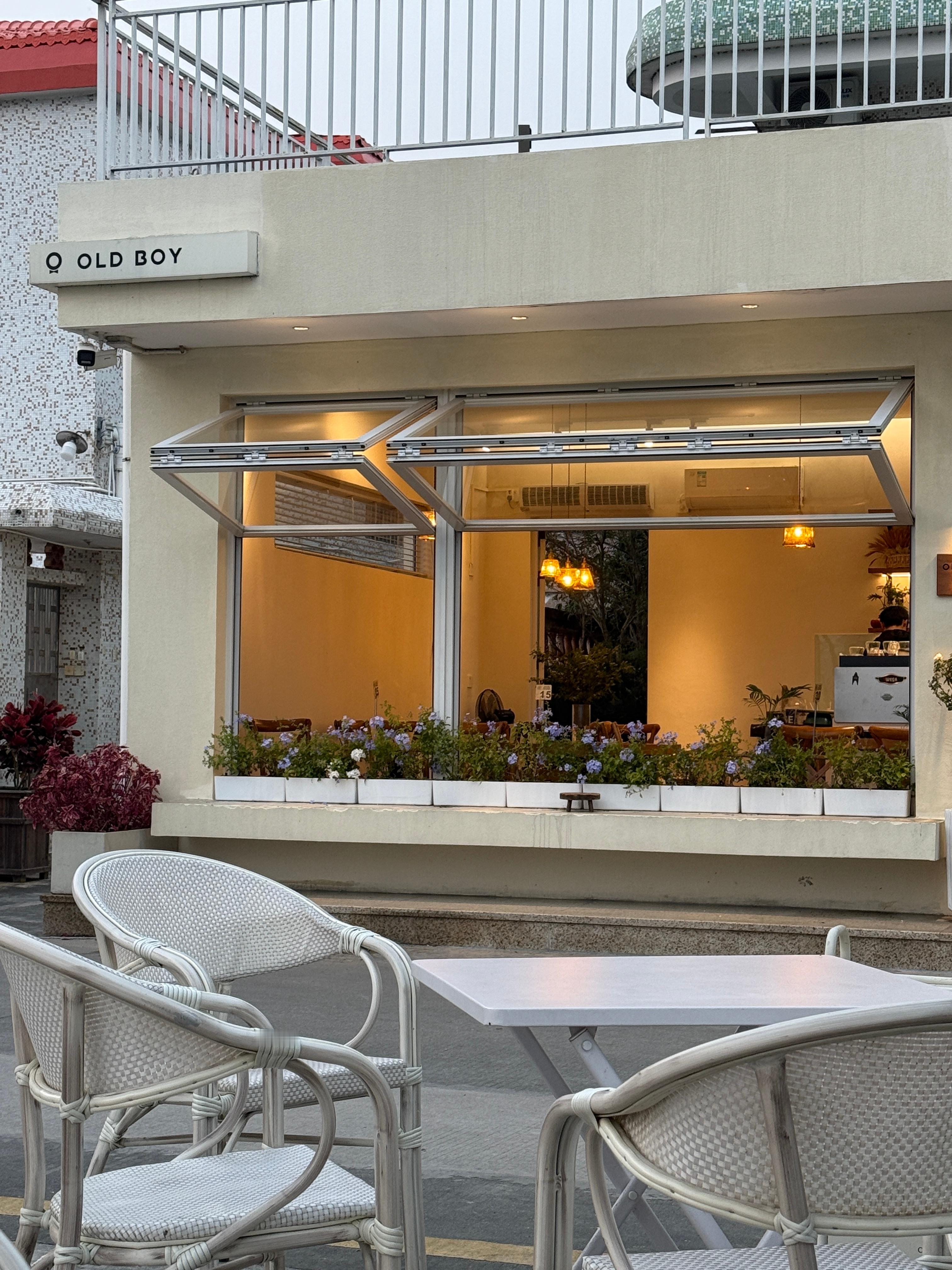 一片稻田，盘活了整个村子，开了很多打卡店，但是做得好的就那么一两家。有人来就有收