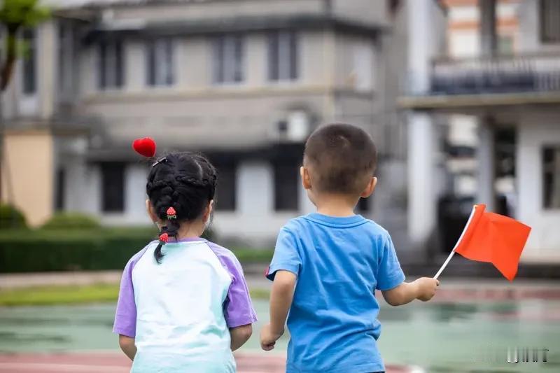 我肯定会让孩子从小接受爱国教育。爱国教育不是空洞的口号，而是实实在在能融入生活的