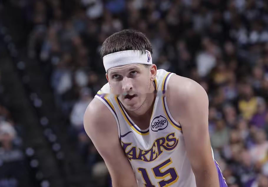 今日，NBA常规赛继续进行，湖人在客场以100-92力克火箭。此役，两队三分线外