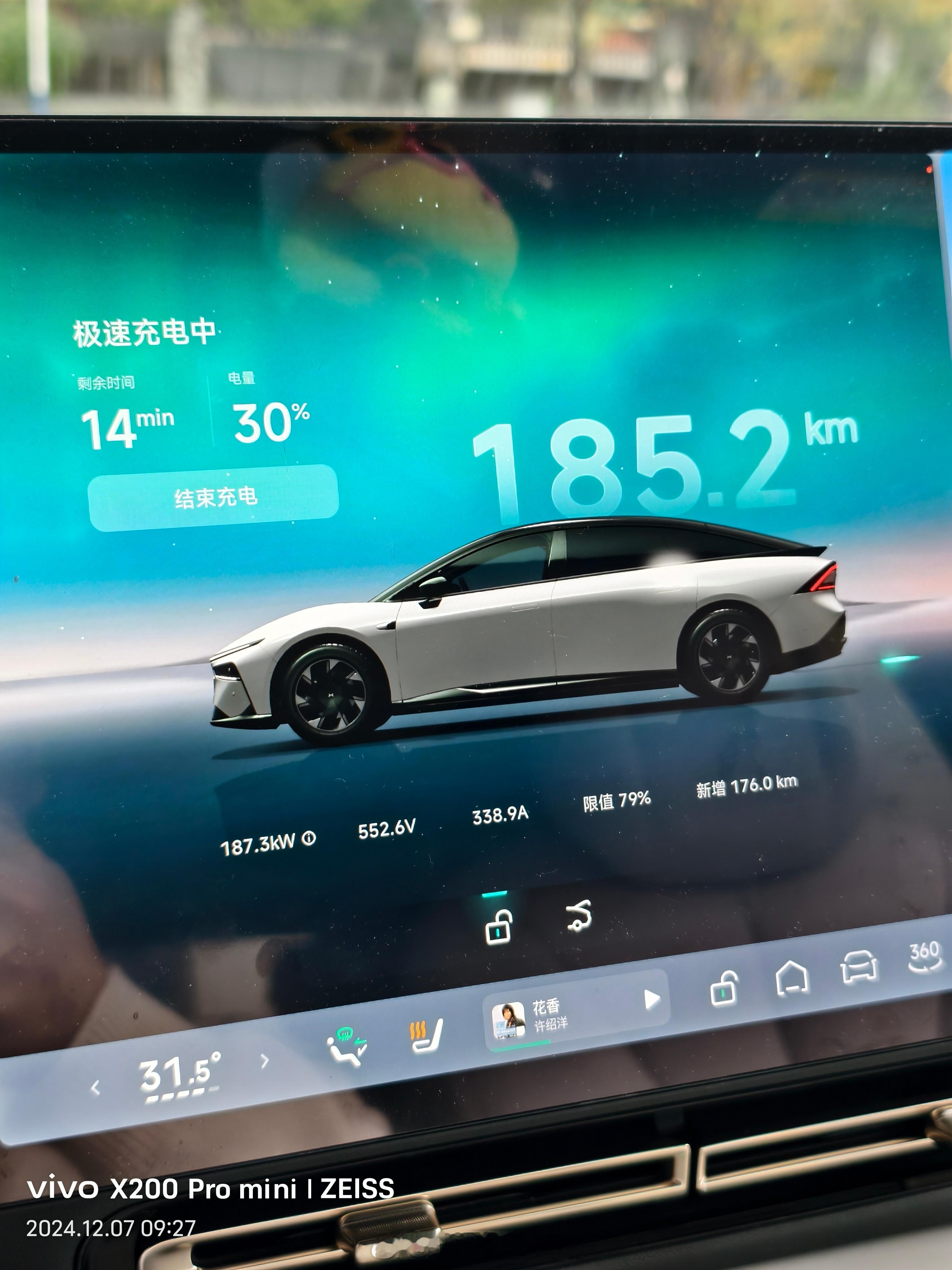 小鹏P7+这充电速度还挺猛的60.7度电池能轻轻松松干到180KW真正是，几分钟