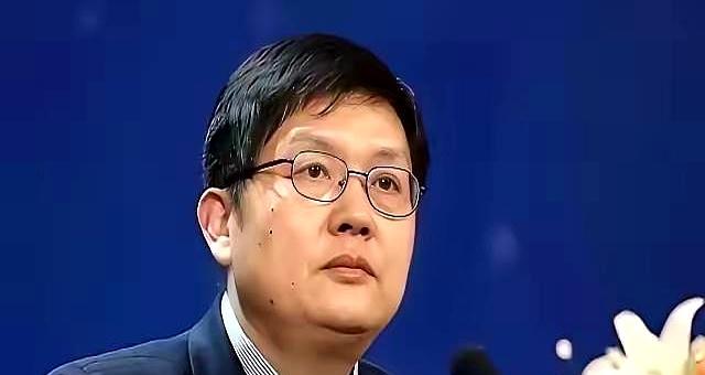 你说爱国这词儿现在咋还有人敢这么乱用呢？
就好比家里老妈提醒你出门注意安全，你偏