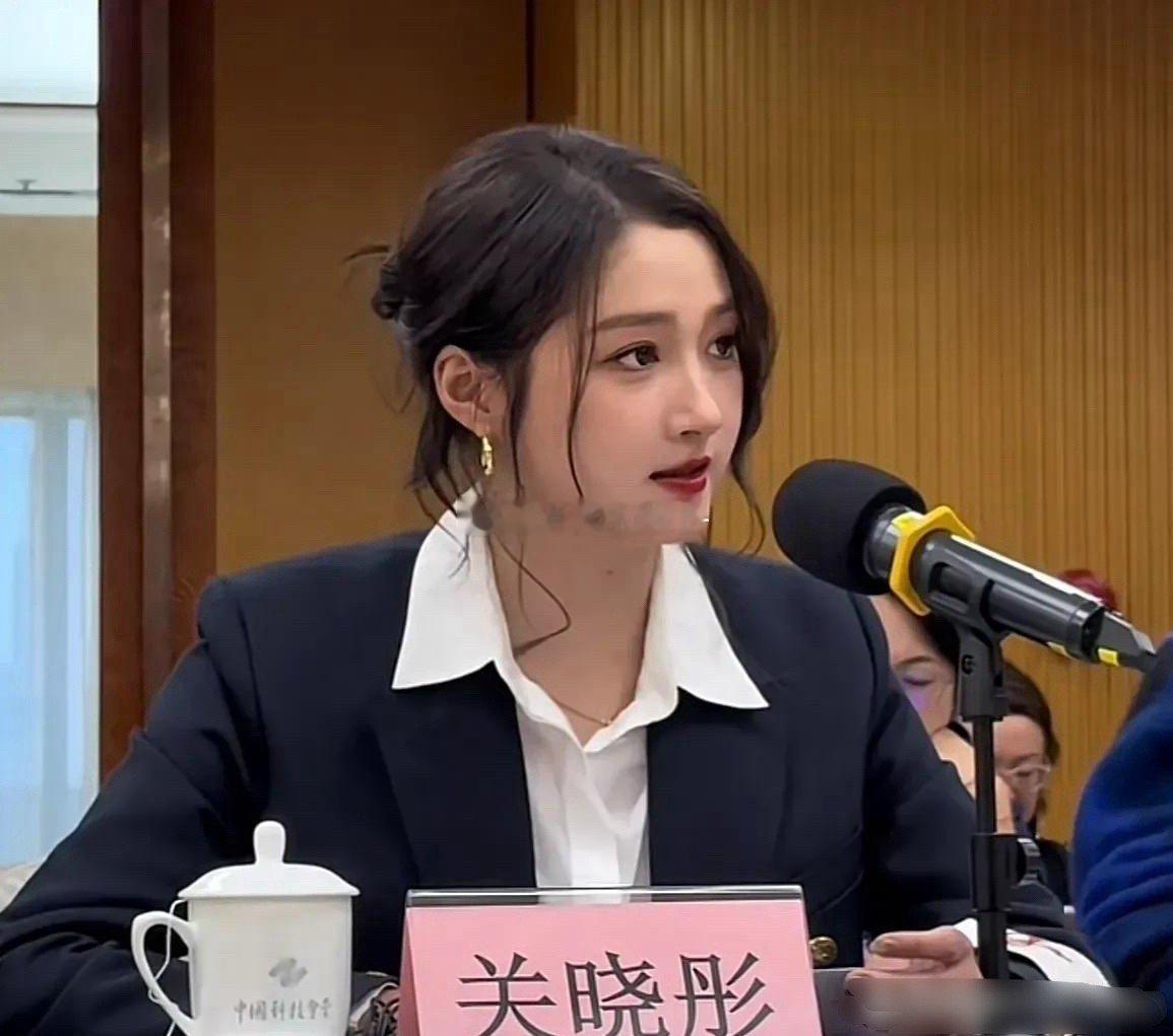 关晓彤长得太正了，完全就是体质内女友，穿西装比红毯美多了，太有气质了 