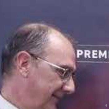 近日，亚马尔从《马卡报》主编手中接过了迪斯蒂法诺奖，荣膺上赛季最佳球员。这位巴萨