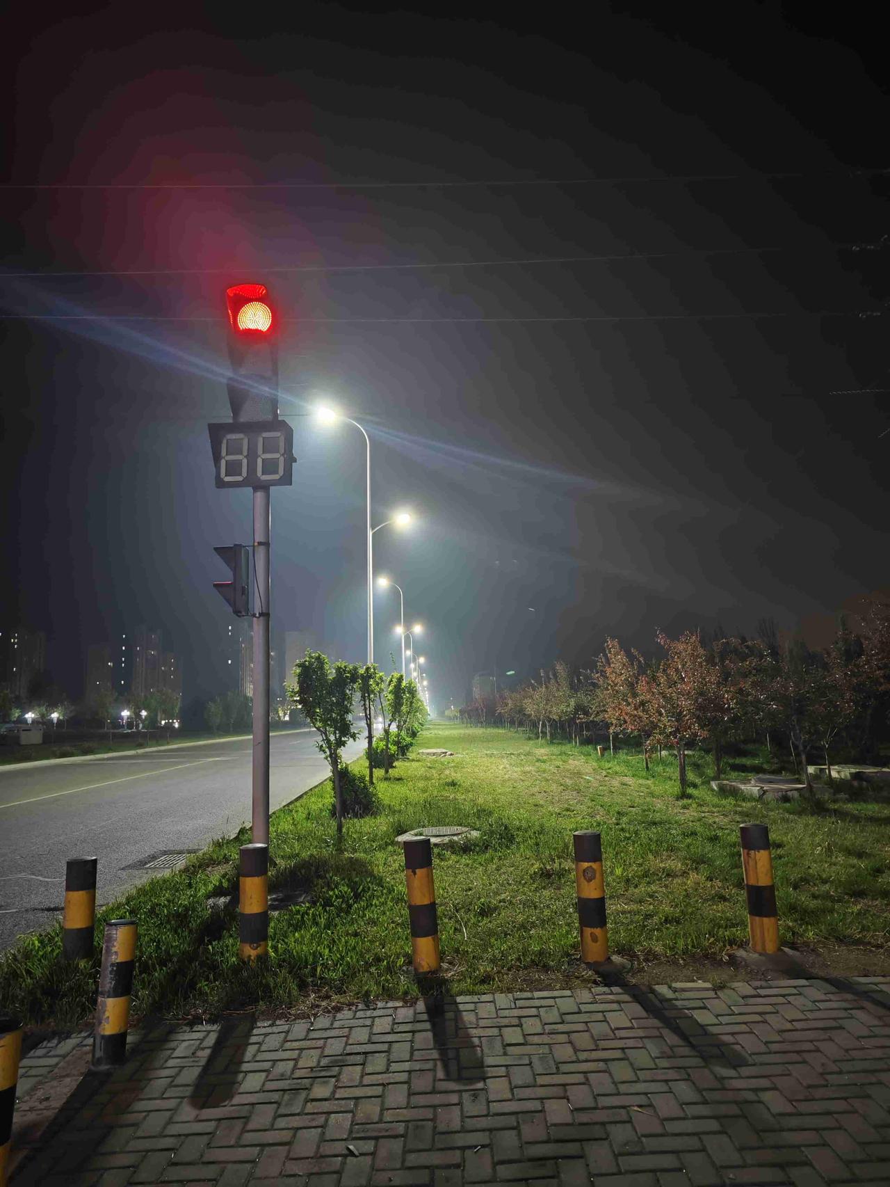 我的今日状态：😁轻松愉快
我这里的天气：☀️晴天
昨晚跟二宝出去溜达，看着我那