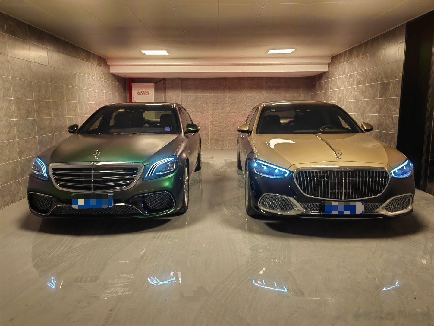 两代奔驰V12的雨夜相遇。昨晚开着迈巴赫S680和上海粉丝的S65 L AMG小