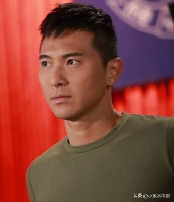 总觉得他是翻版温兆伦……
黄子恒是香港TVB旗下男演员，入行多年从跑龙套一步步升