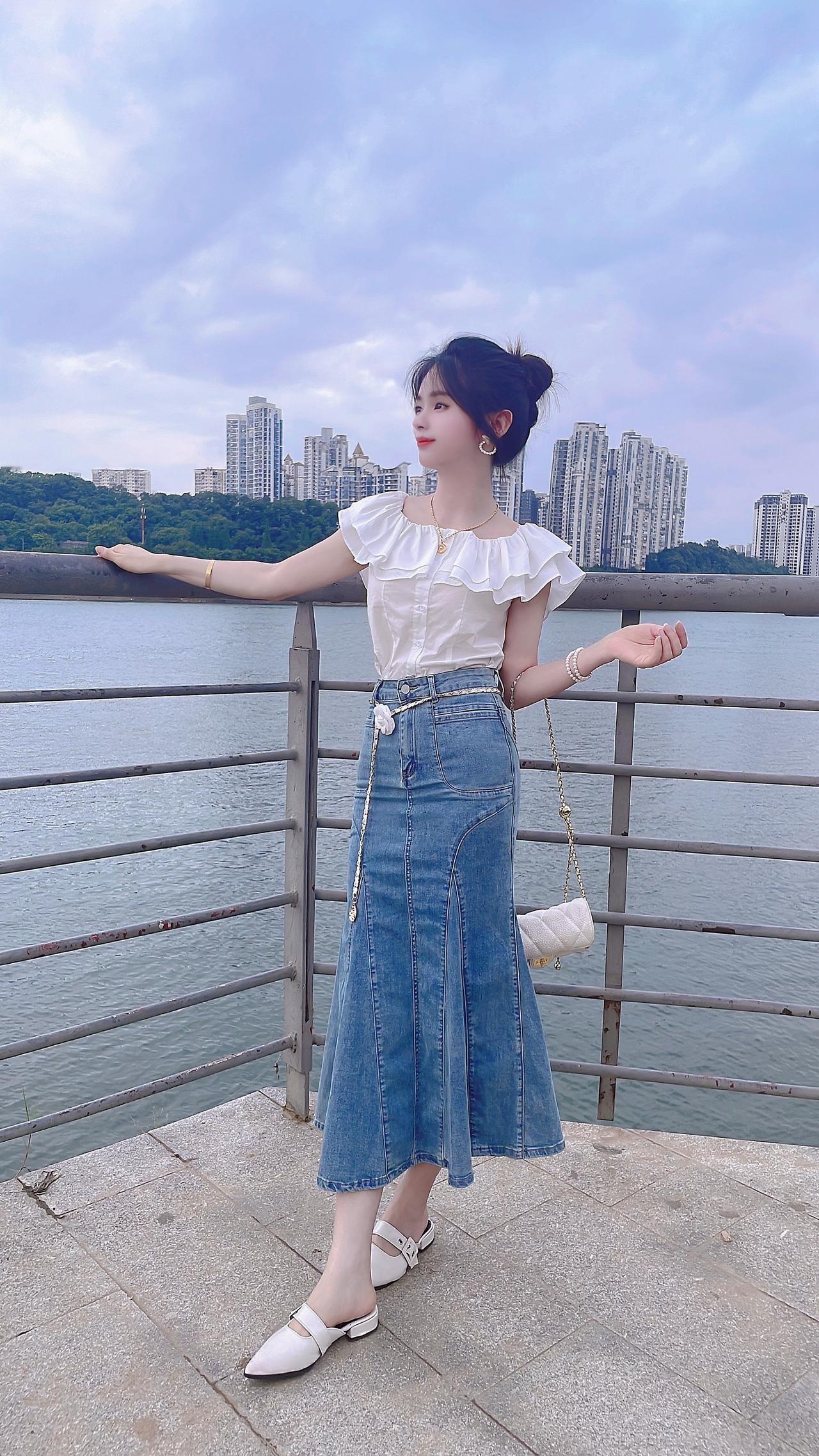 “陪在身边才叫拥有
         爱到习惯才会长久”情感共鸣 夏季甜美风格穿
