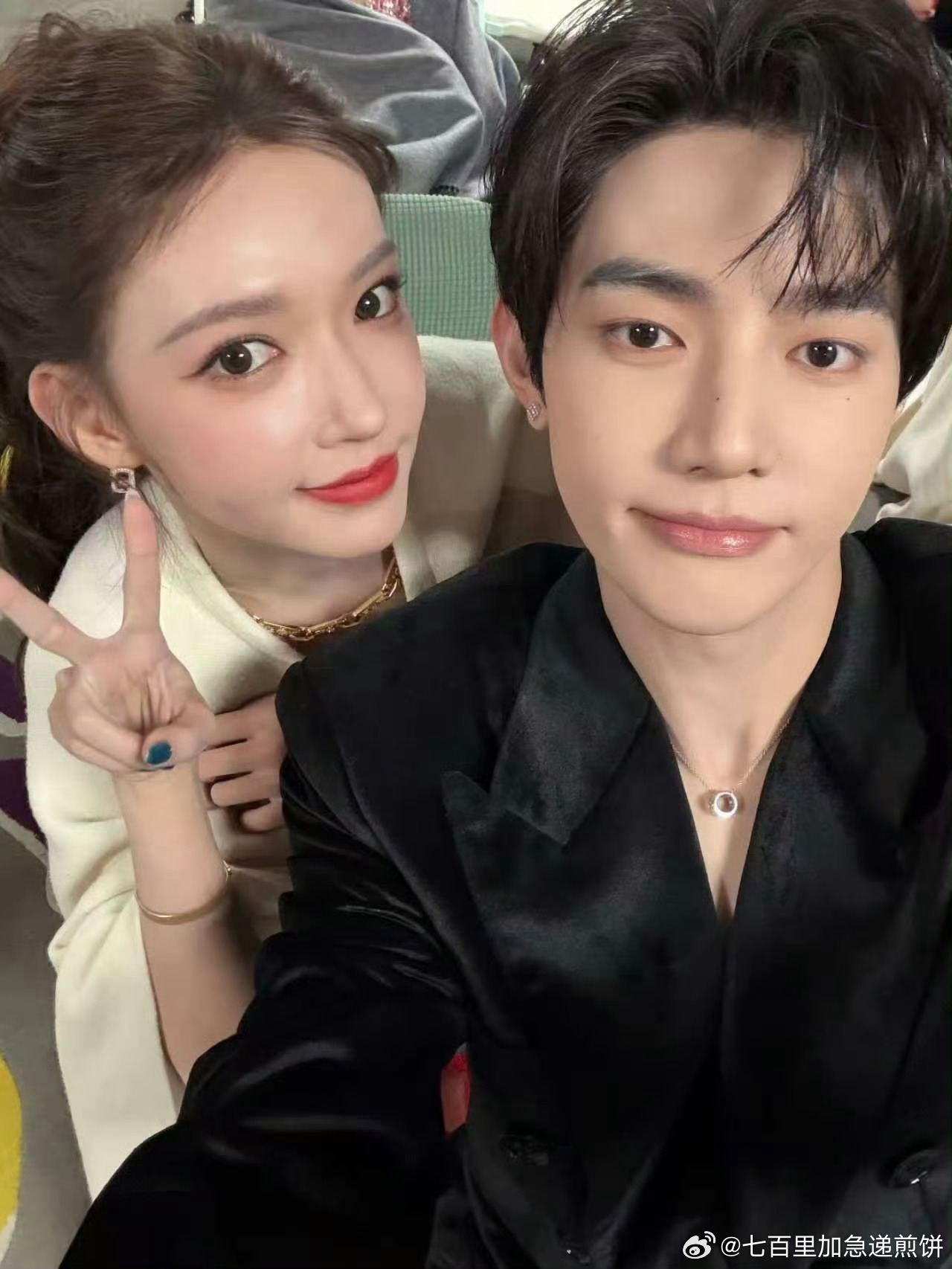 章昊和汪苏泷、王一博、程潇在 微博之夜 后台同框合影 