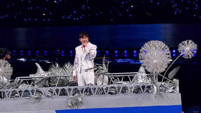 张杰鸟巢下了一场过云雨此雨非彼雨，是杰哥歌声里的《过云雨》！清冽的声线一铺开，整