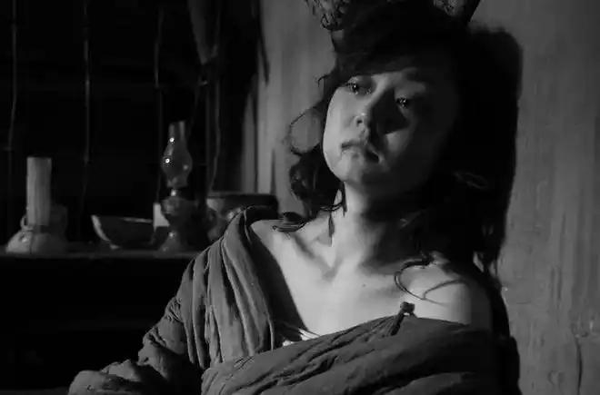 1941年，山西第一美女被抓进炮楼，一晚上遭到50多个日军欺负，回到村子后，村民