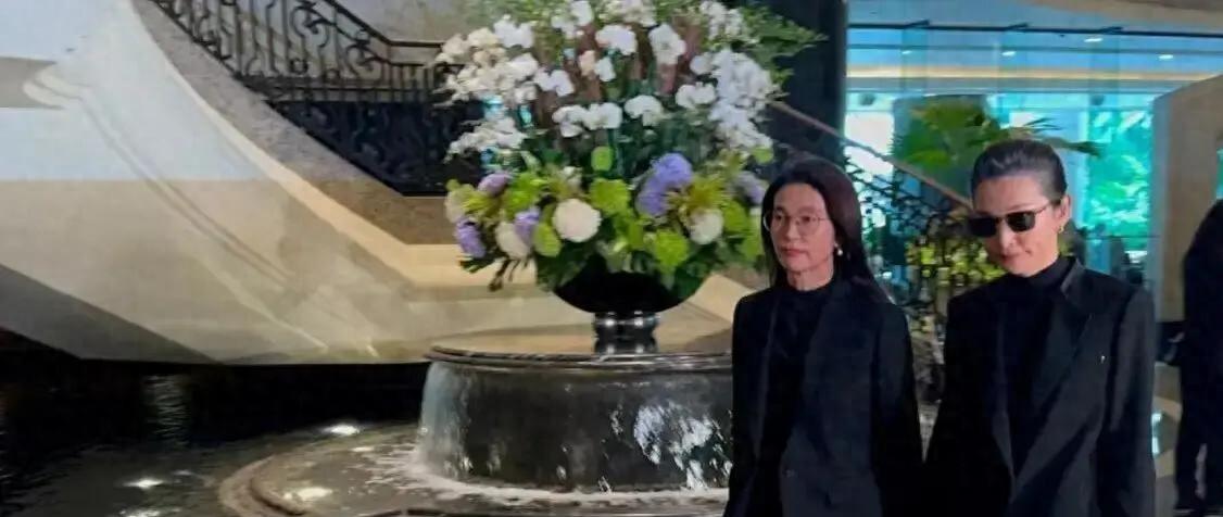 李冰冰一头白发引爆热搜，这事儿没那么简单
前两天的追思会上，人流攒动，镜头扫过去