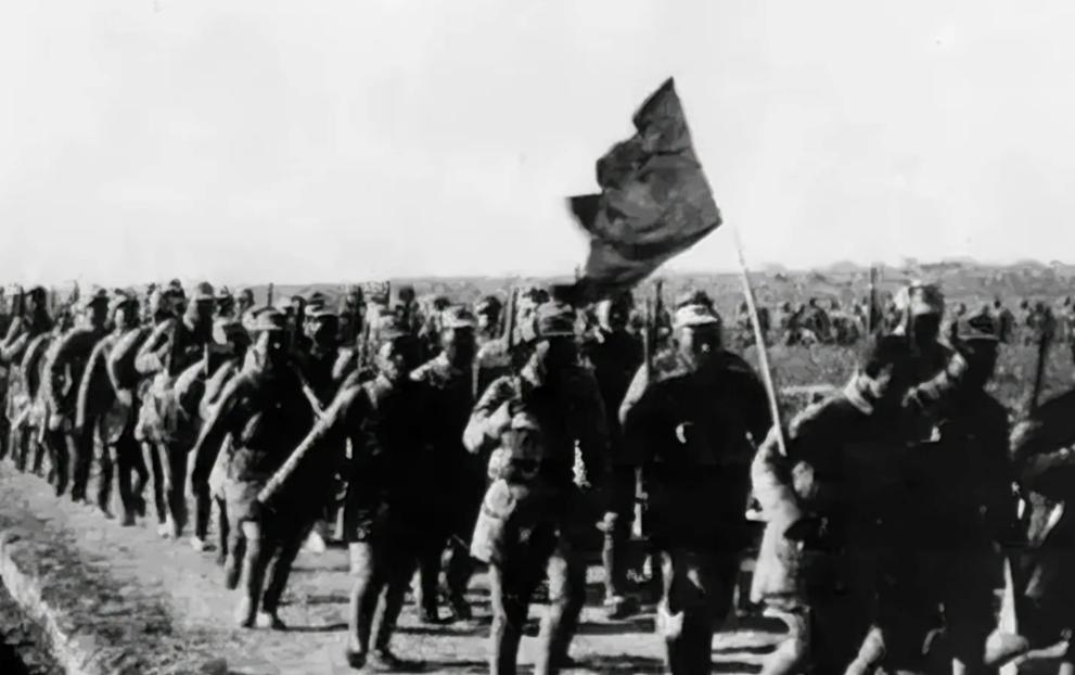 1939年，新四军在休息时，遇到两个农民，谁知农民看到新四军时，却有些害怕，他们