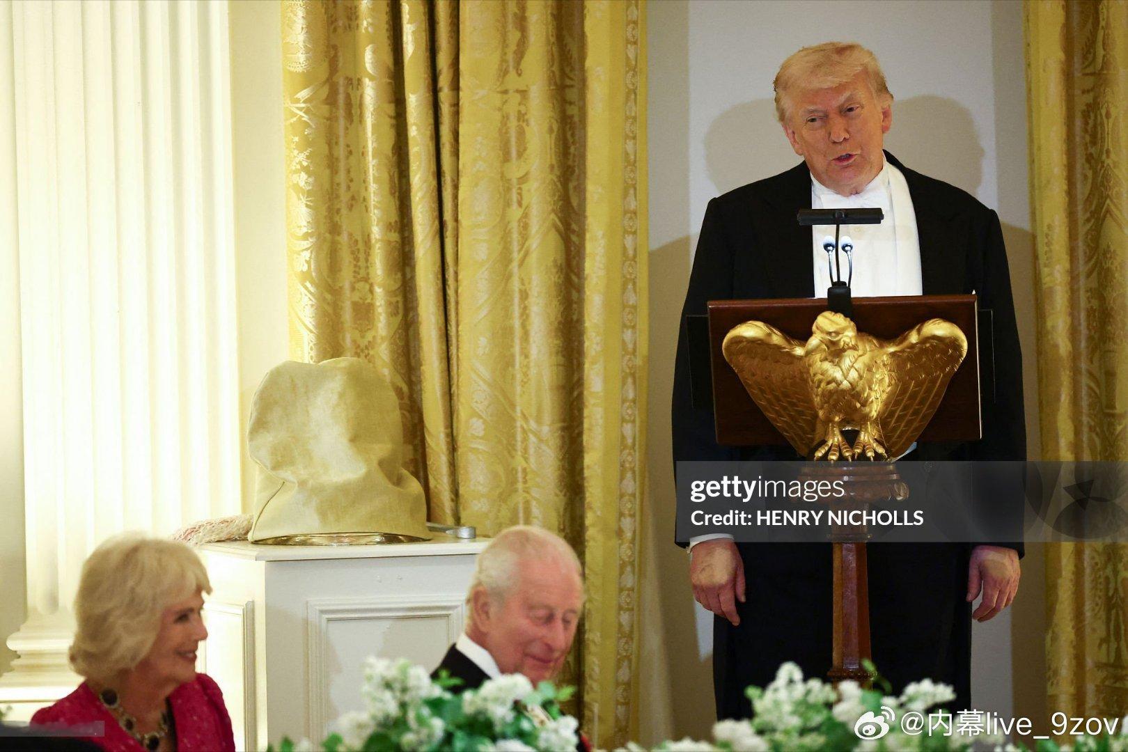 在白宫国宴上，特朗普的两只手背被发现都涂抹了厚层的遮瑕膏。 