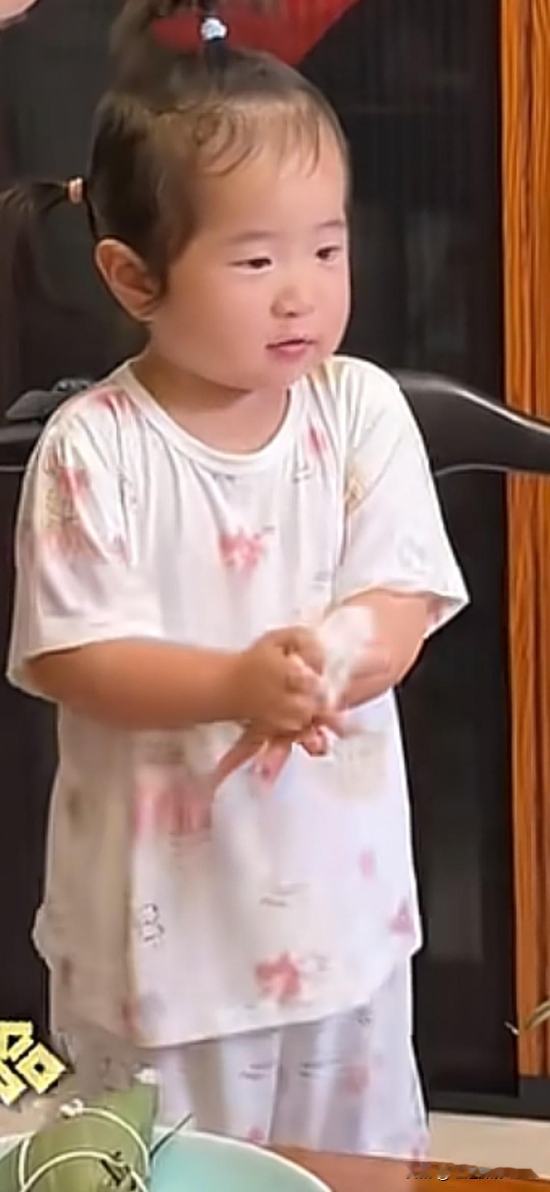 张纪中导演怀抱小龙珠和儿子们来西溪观龙舟，看观赛，孩子们目不转睛看的投入又认真。