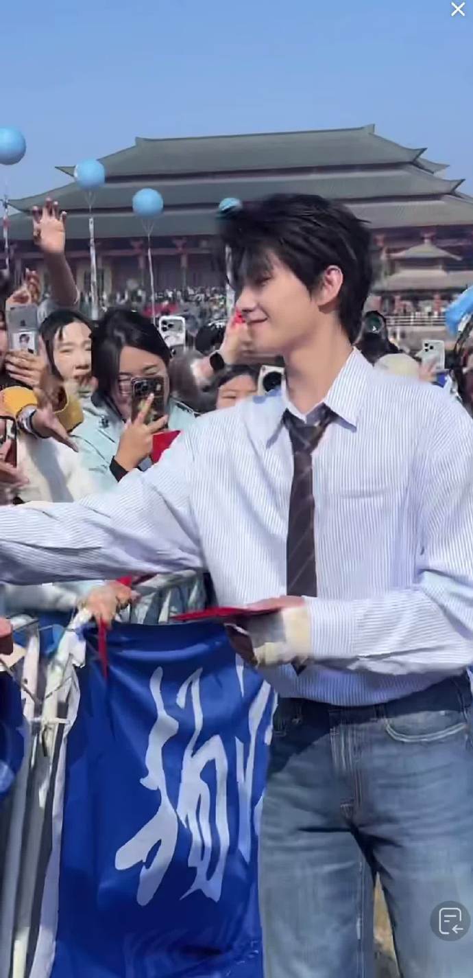 杨洋条纹衬衫牛仔裤完全男大 杨洋开机红包 杨洋开机红包，杨洋条纹衬衫牛仔裤完全男