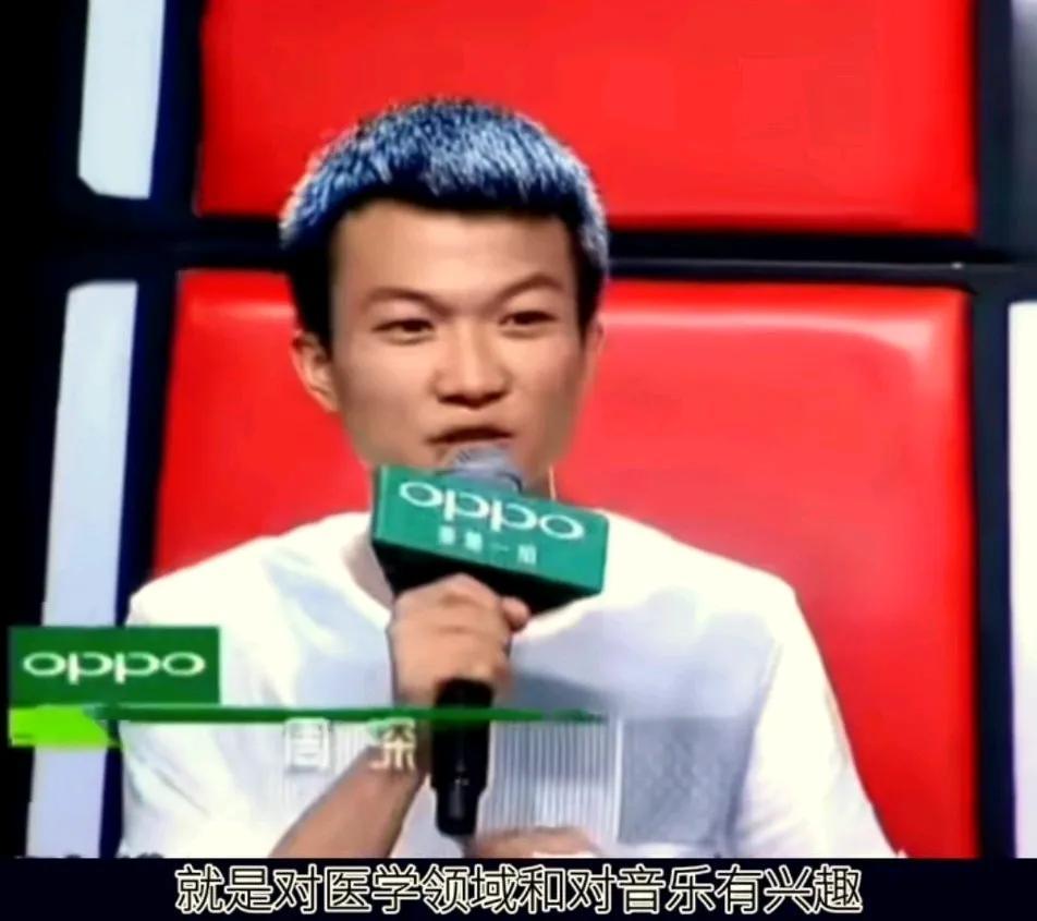 周深在一档节目里说，他以前是学医的，在国外。因为个子小还要背st，所以他感觉很痛