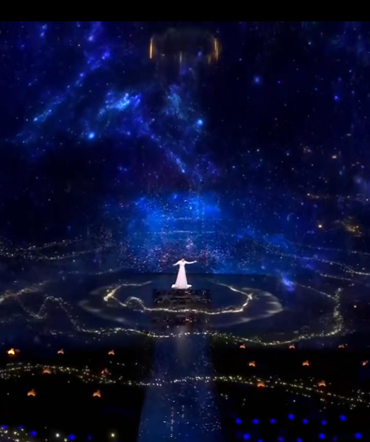 王菲出场就封神，还是失神？

生长在广东的我，从小到大，对春晚都是无感的。

今