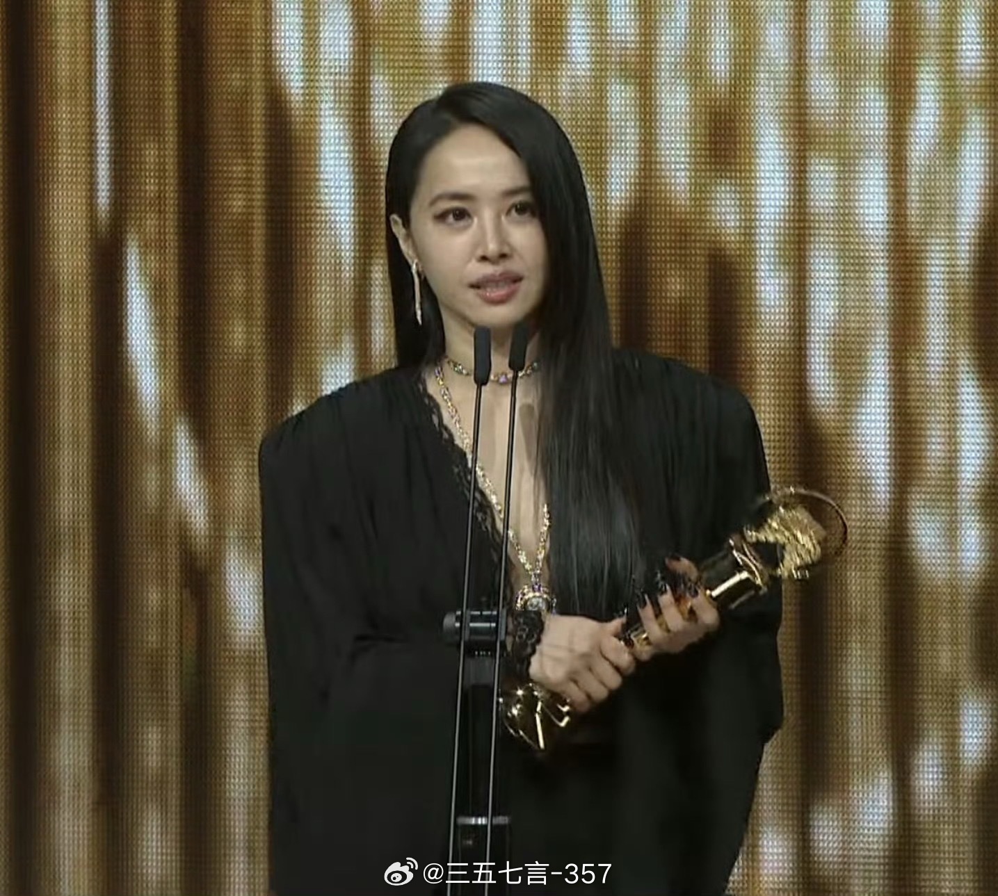 蔡依林身穿Valentino特别定制，搭配宝格丽高级珠宝荣获第37届金曲奖最佳华
