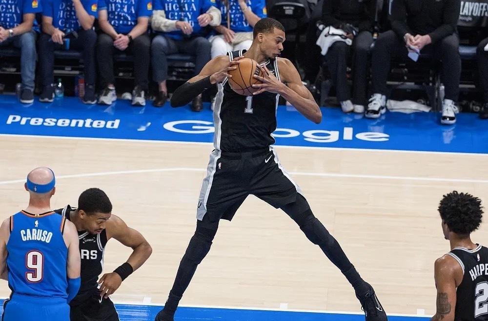 NBA季后赛西决G1，马刺今日客场122-115战胜雷霆，系列赛大比分1-0领先