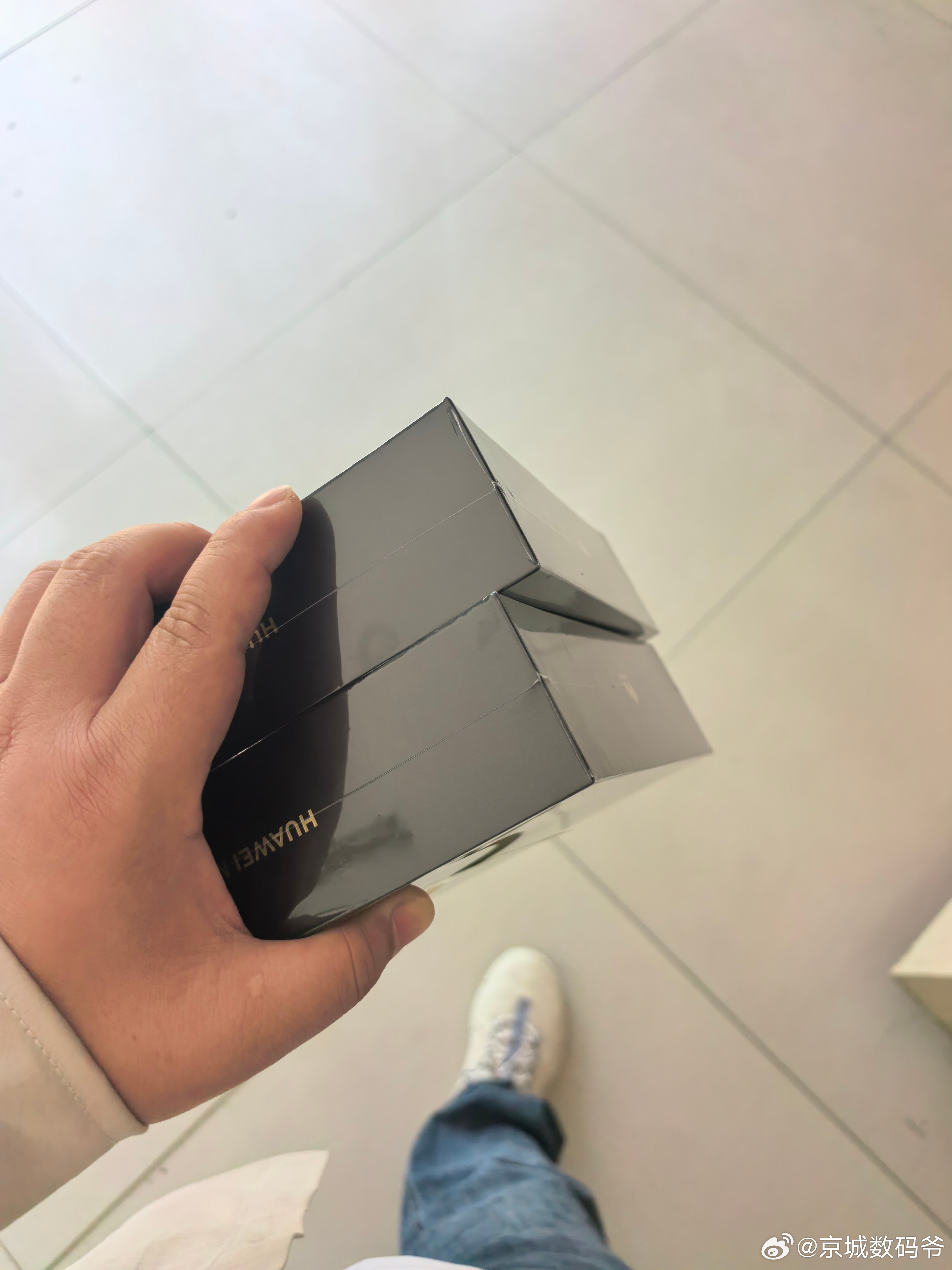 啊？？？发一个自己坐坏了的手机哪有那么多屁事！再换一个同款不就完了嘛！！！ 