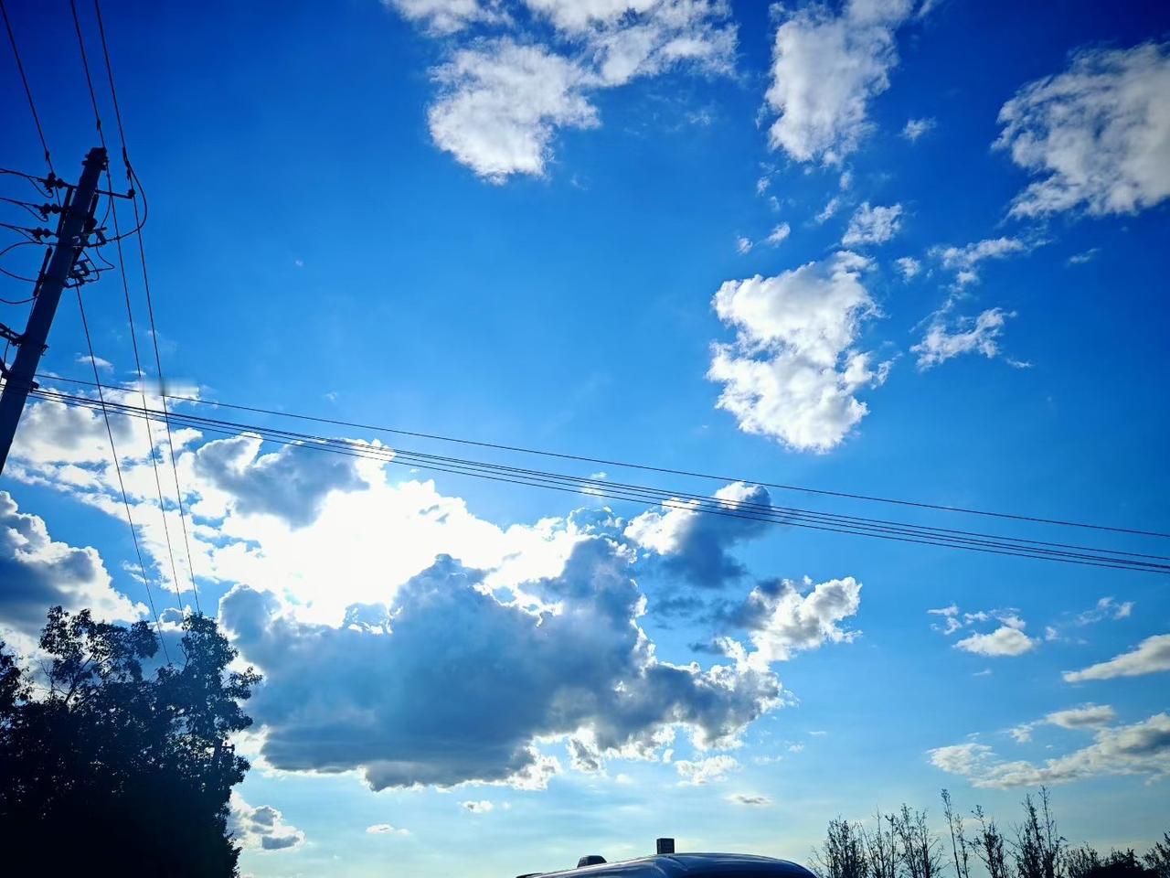 随手拍一张你所在城市的蓝天景色这样的好天气，真的是心情愉快，一辆车一个手机，想去