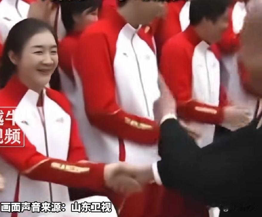 陈梦用风调雨顺来形容一点也不过分。
前两天山东开表彰大会，省里领导和陈梦握手时，