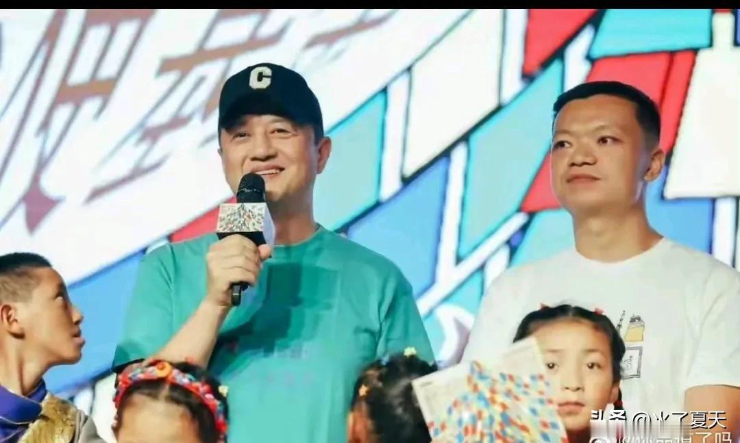 19岁李嫣给爸爸活动捧场，独自坐前排清冷感十足，李亚鹏乐开了花 ​