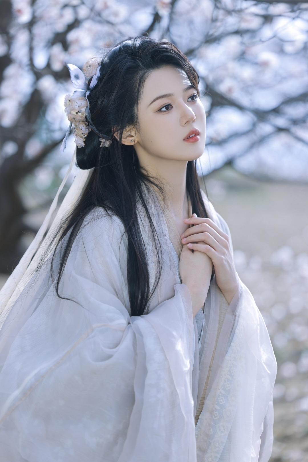 春日游，杏花吹满头。今年终于拍到杏花配这句文案了 摄/后：我